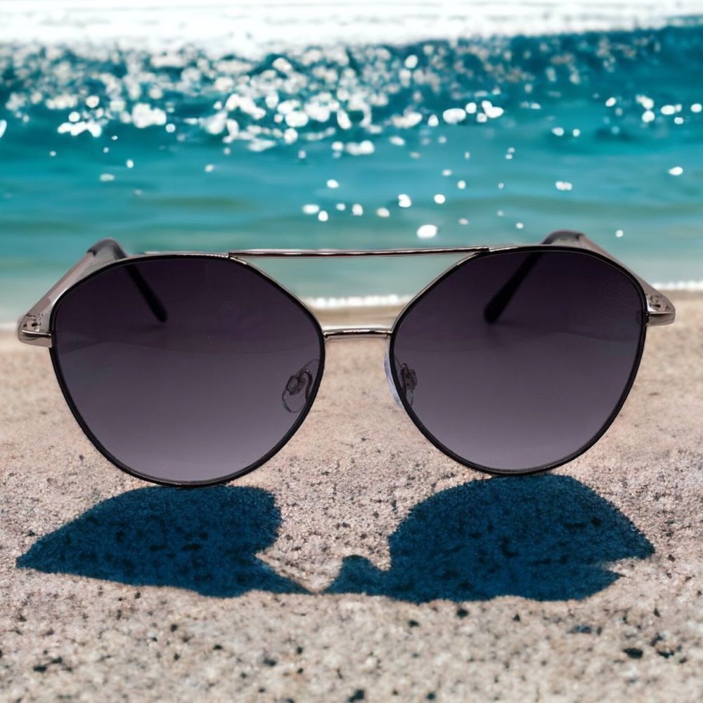 Trendy Aviator Sunglasses with Golden Frames